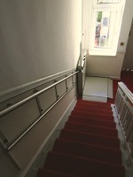 Plattformlift auf dem Treppenpodest :: Montiert auf der Zwischenetage eines Mehrfamilienhauses